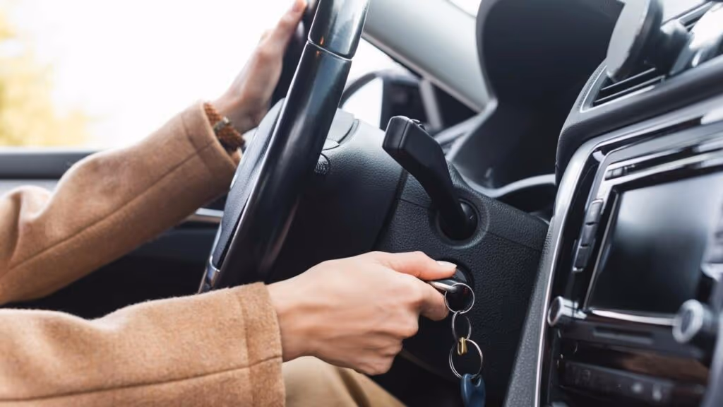 O que diz a lei sobre deixar o motor do carro ligado com ele parado?