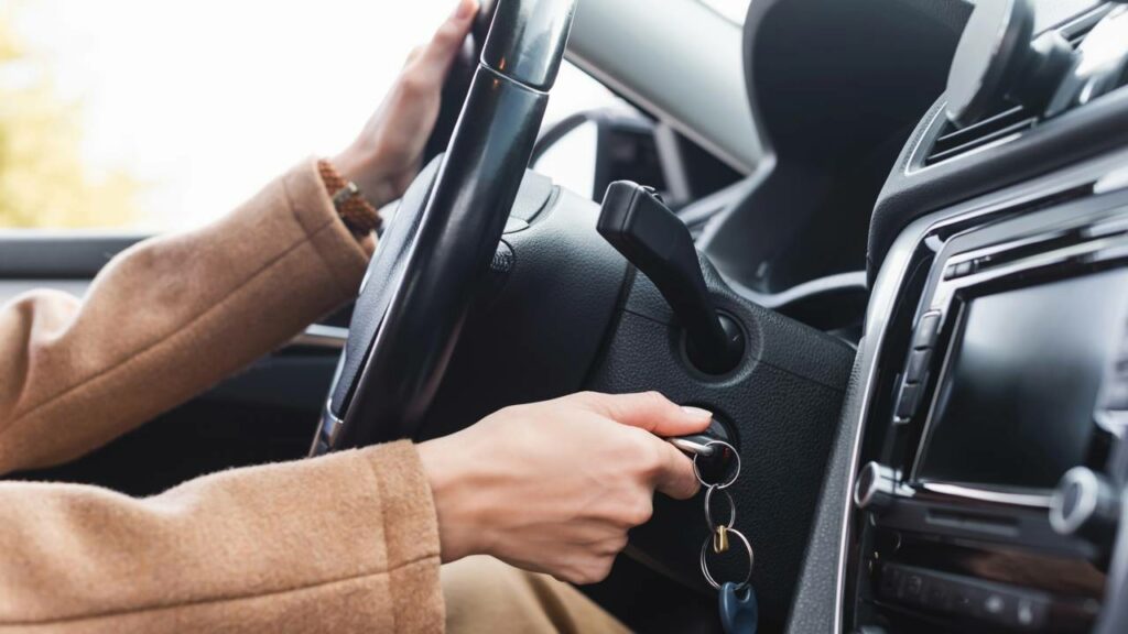 O que diz a lei sobre deixar o motor do carro ligado com ele parado?