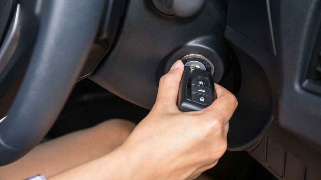 O que diz a lei sobre deixar o motor do carro ligado com ele parado?