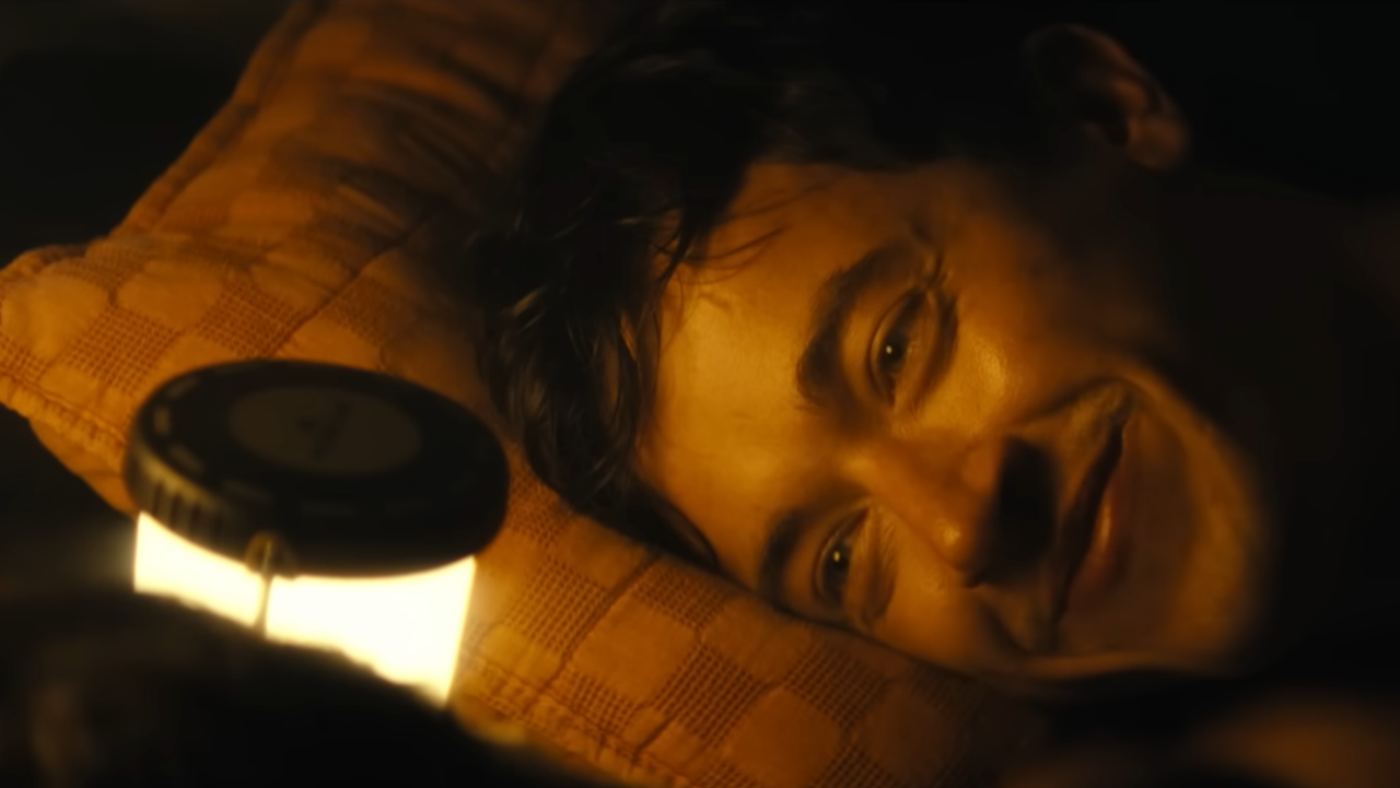 O romance sensível da Netflix que foge dos clichês e aposta na emoção contida