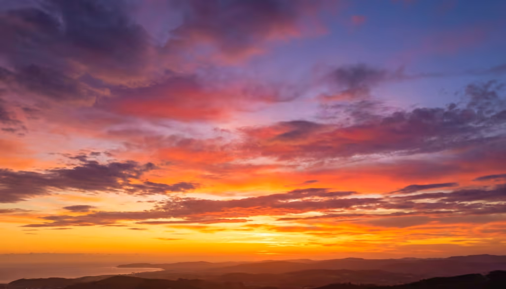 Por que o céu muda tanto de cor ao entardecer e parece um espetáculo diferente todo dia