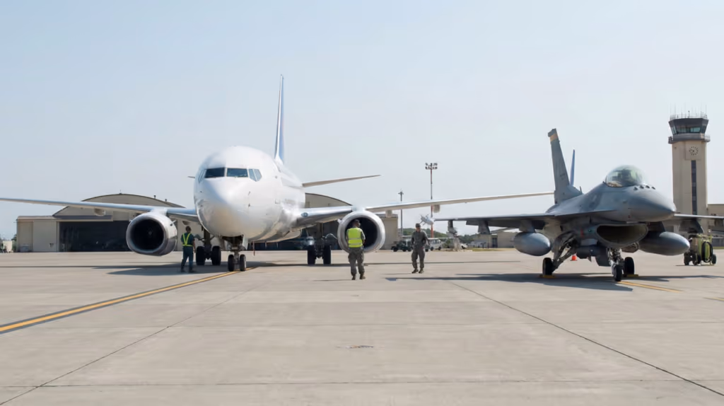 Por que caças não usam asas retas como aviões comerciais?