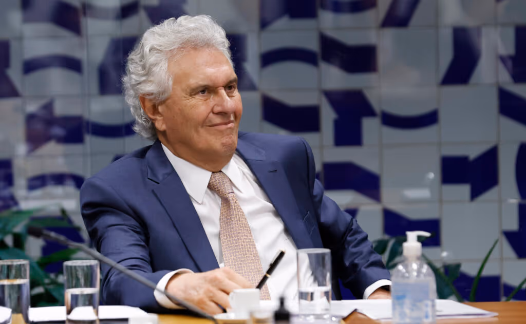 Caiado pede explicações a Flávio, mas diz não ser “oportunista”