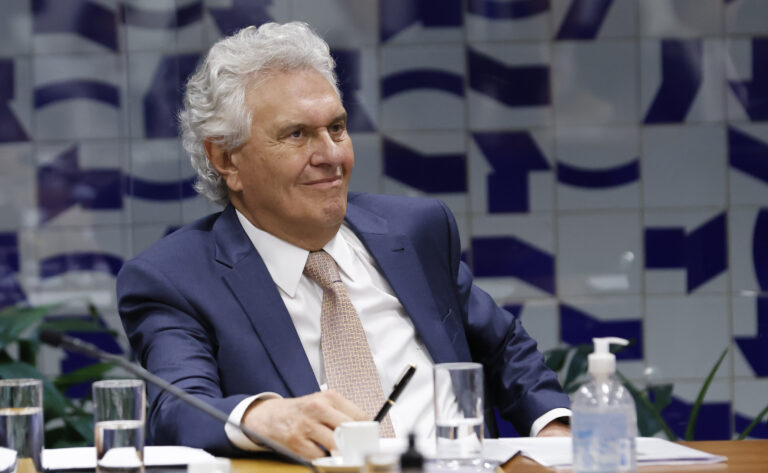 Caiado quer colocar o bloco na rua já