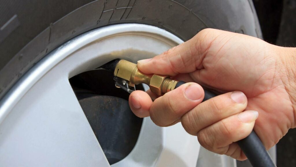 Deixar de calibrar os pneus pode causar grandes prejuízos ao longo do tempo - Créditos: depositphotos.com / khunaspix