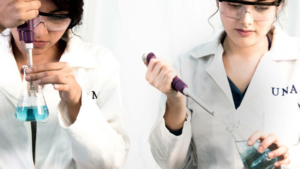 Garoto de 14 anos desenvolve o substituto do plástico e do isopor