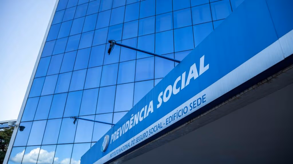 Lula sanciona com vetos lei que proíbe descontos em benefícios do INSS