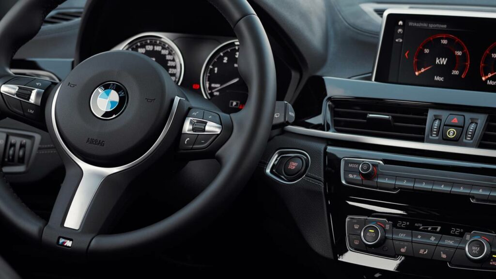 Os carros contam com cada vez mais tecnologia embarcada - Créditos: depositphotos.com / arturnyk1