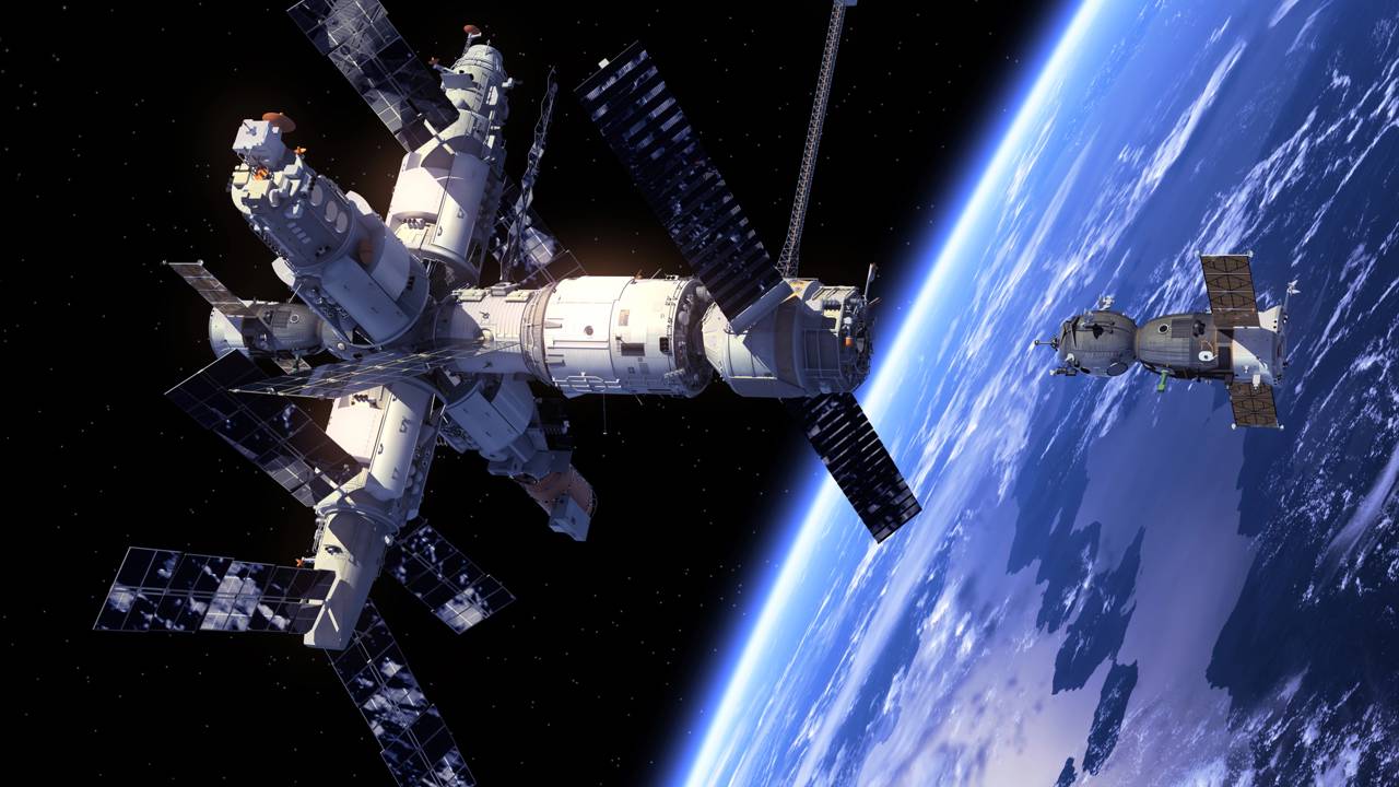 Bolsa de ferramentas esquecida por astronautas é flagrada da Terra