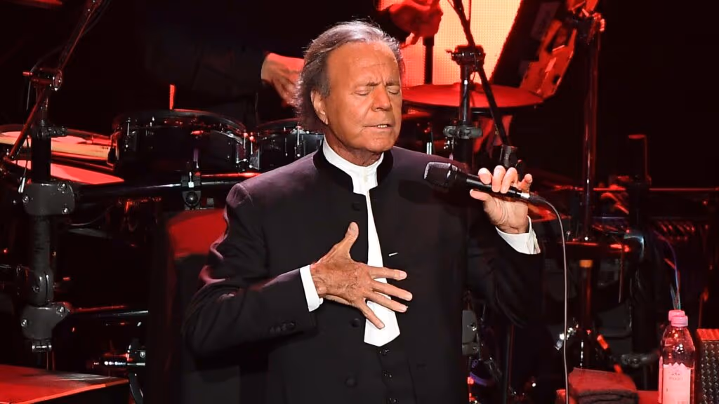 Justiça arquiva acusações de assédio contra Julio Iglesias