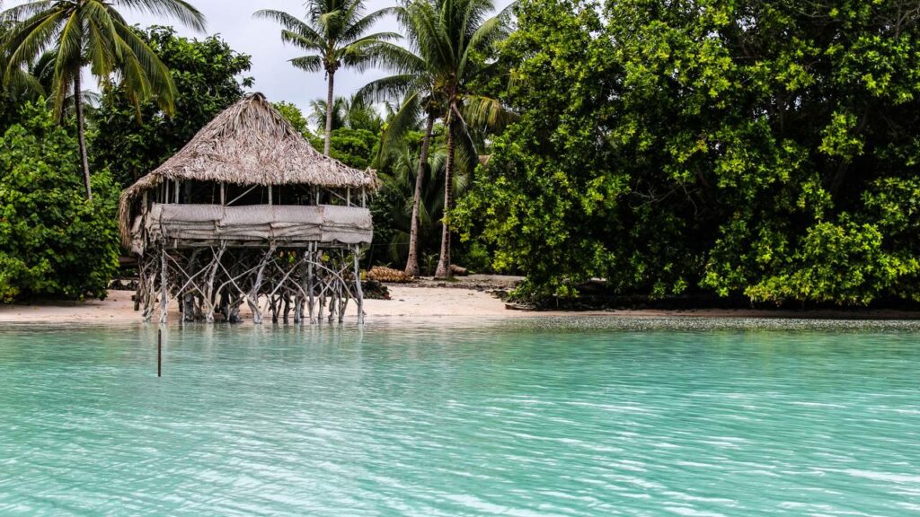 O ponto mais alto desse país tem apenas 3 metros de altura