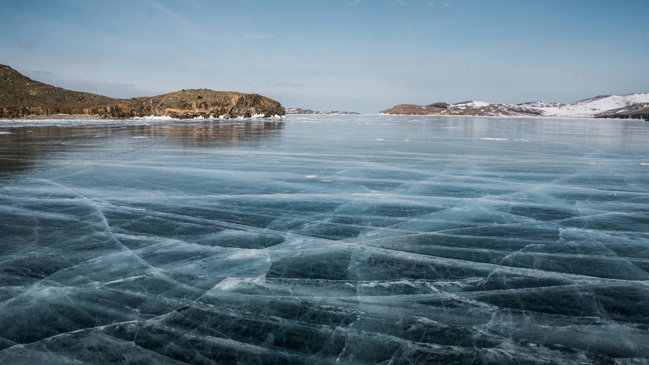 Eles pescam toneladas de peixe em lago congelado a 15 graus negativos