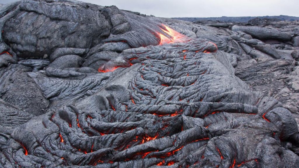 Islândia construiu muralha de 20 metros contra lava 