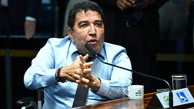 Crusoé: Magno Malta rebate Moraes e diz que ministro “satisfez o próprio ego”