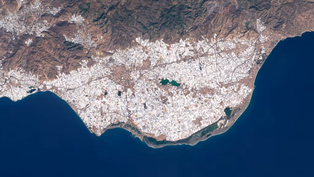 O único objeto feito pelo homem visível da Estação Espacial Internacional não é a Muralha da China