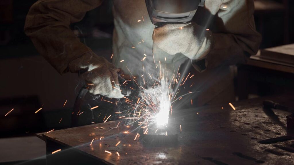 Ele largou tudo para criar dragões que cospem fogo de verdade