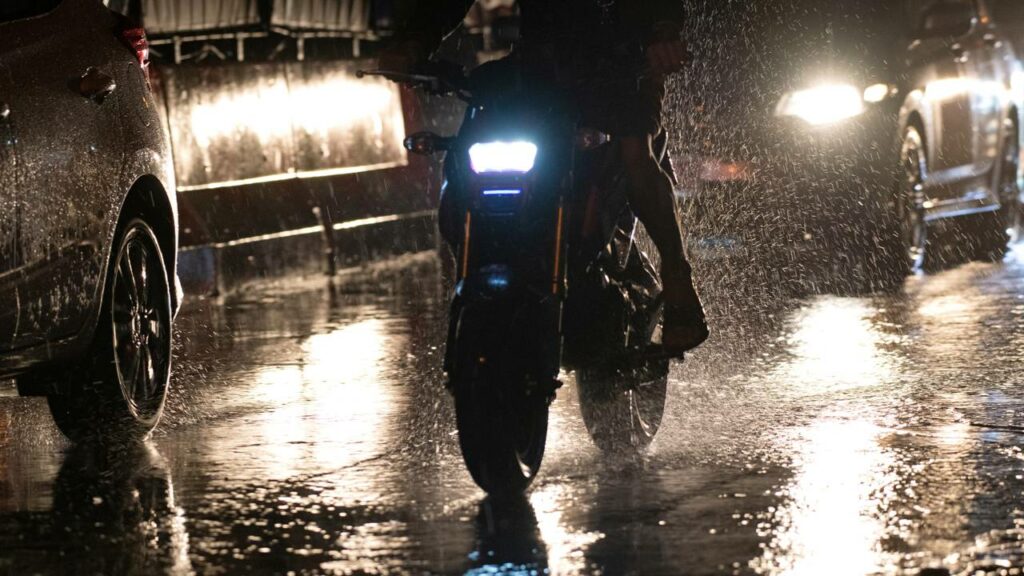 Ex-engenheiro cria moto à prova de chuva que deixa qualquer piloto seco mesmo na tempestade