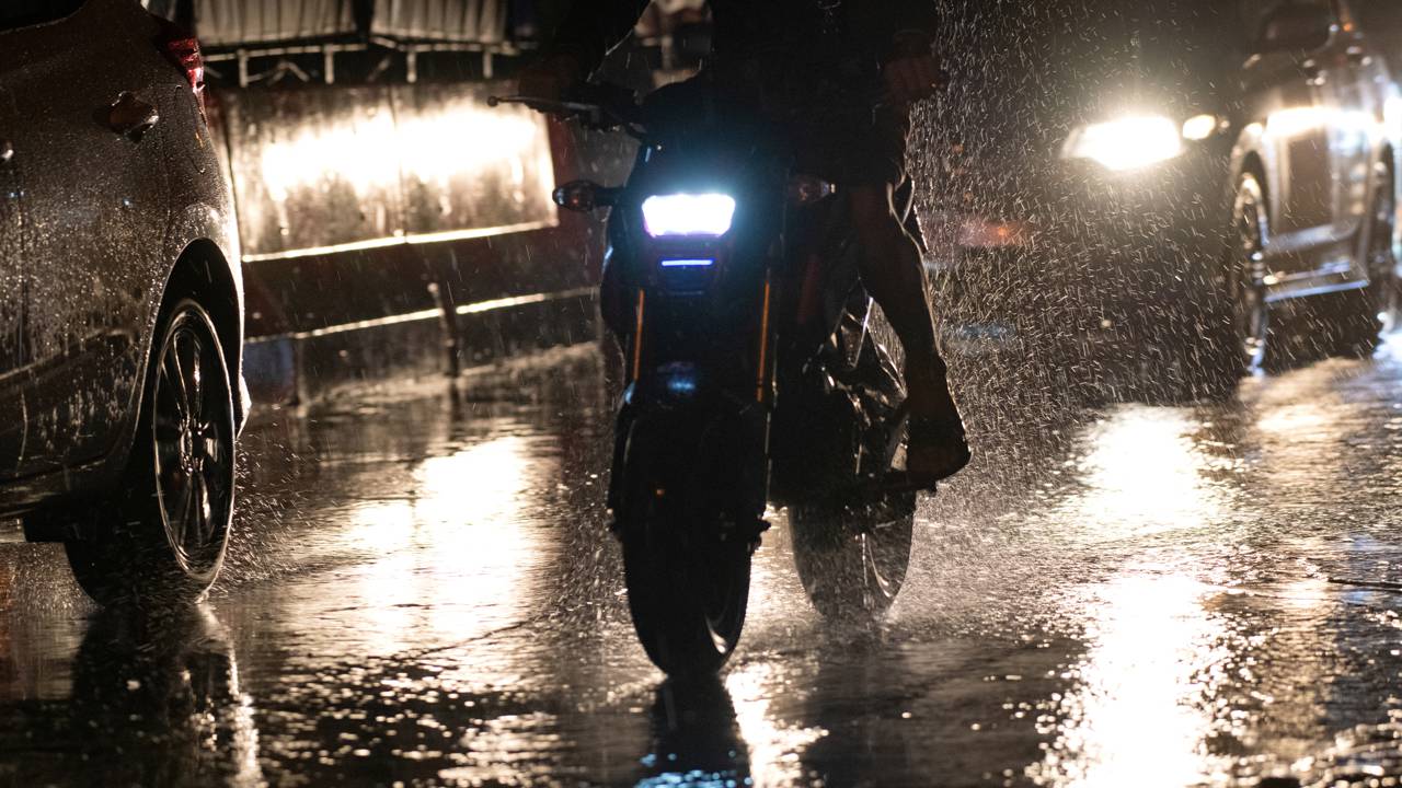 Ex-engenheiro cria moto à prova de chuva que deixa qualquer piloto seco mesmo na tempestade