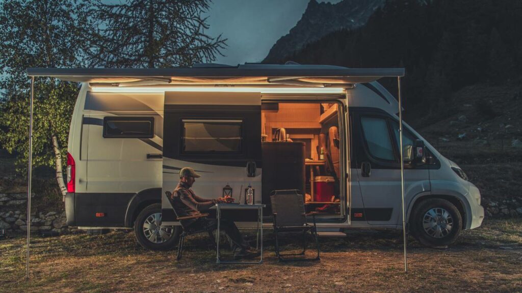 Ele transformou uma minivan de 1999 no menor camper do mundo e o resultado surpreende em cada detalhe