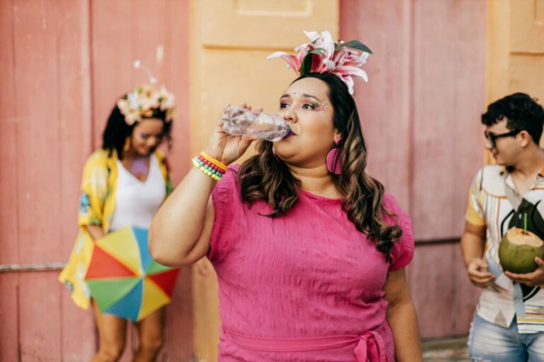 Carnaval sob calor recorde acende alerta para inchaço e dor nas pernas