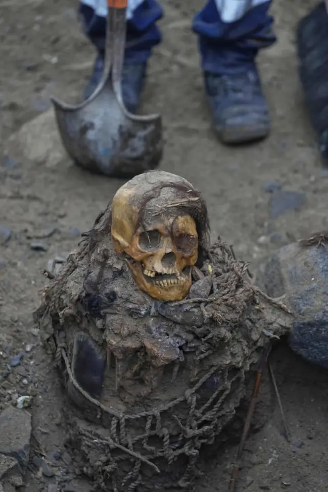 Arqueólogos encontram múmia de 1.000 anos com cabelo e roupas preservadas