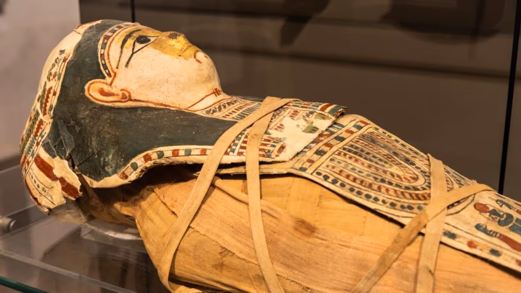 Cientistas ficam maravilhados ao descobrirem múmia egípcia com tatuagens de 3.000 anos