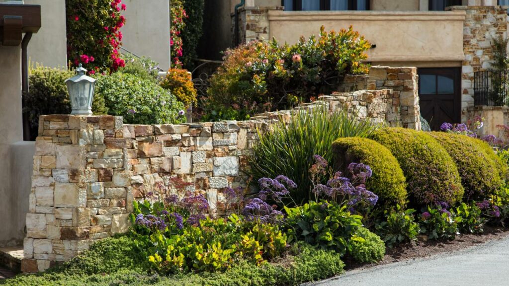 Como fazer um muro com pedra natural que permanece firme por décadas