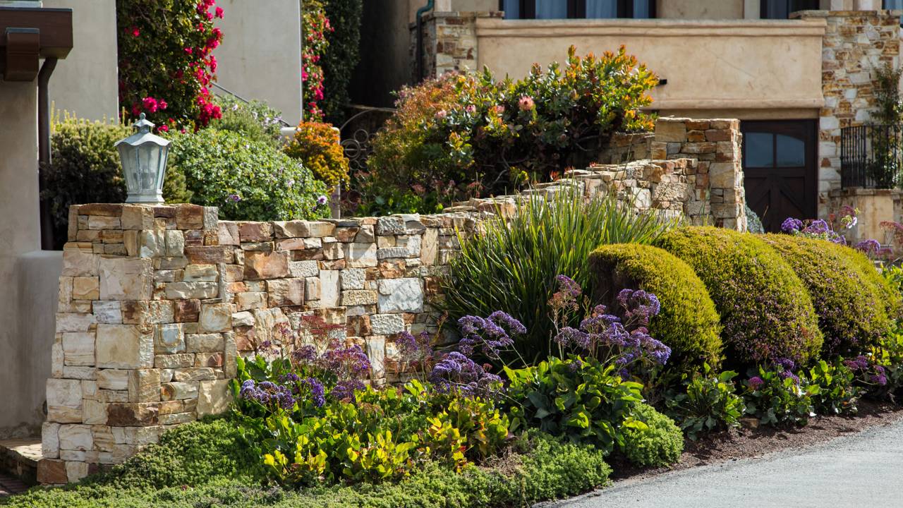 Como fazer um muro com pedra natural que permanece firme por décadas