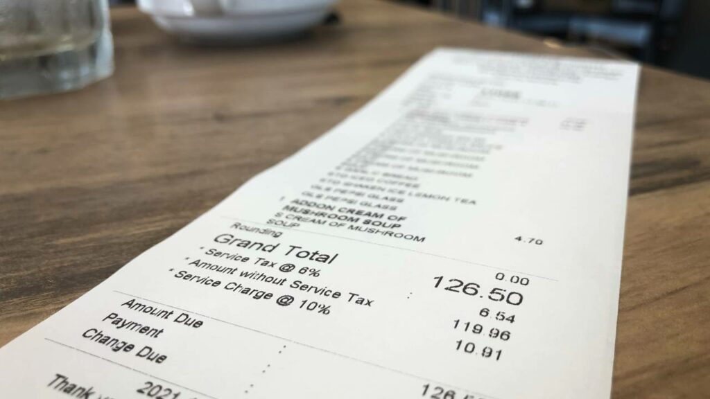 Mulher encontra nota fiscal de 1997 e compara mudança dos valores de supermercado