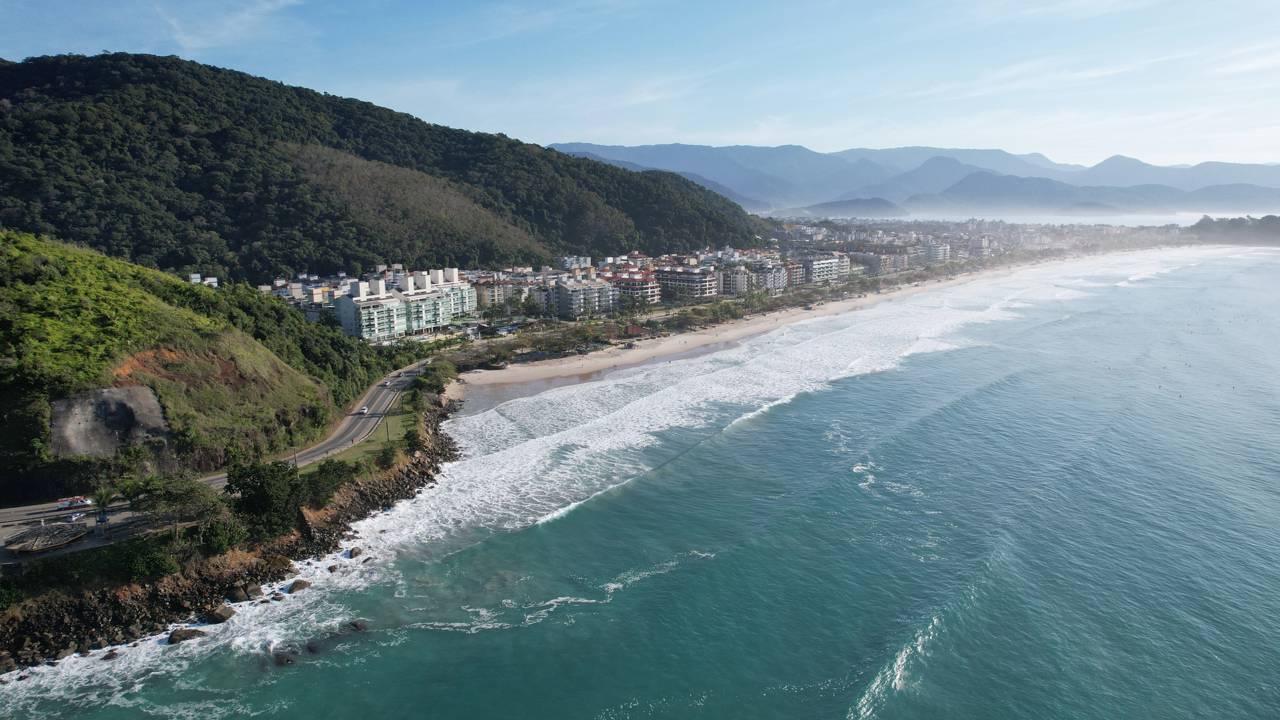 A cidade do litoral paulista que atrai surfistas do mundo todo pelas ondas perfeitas