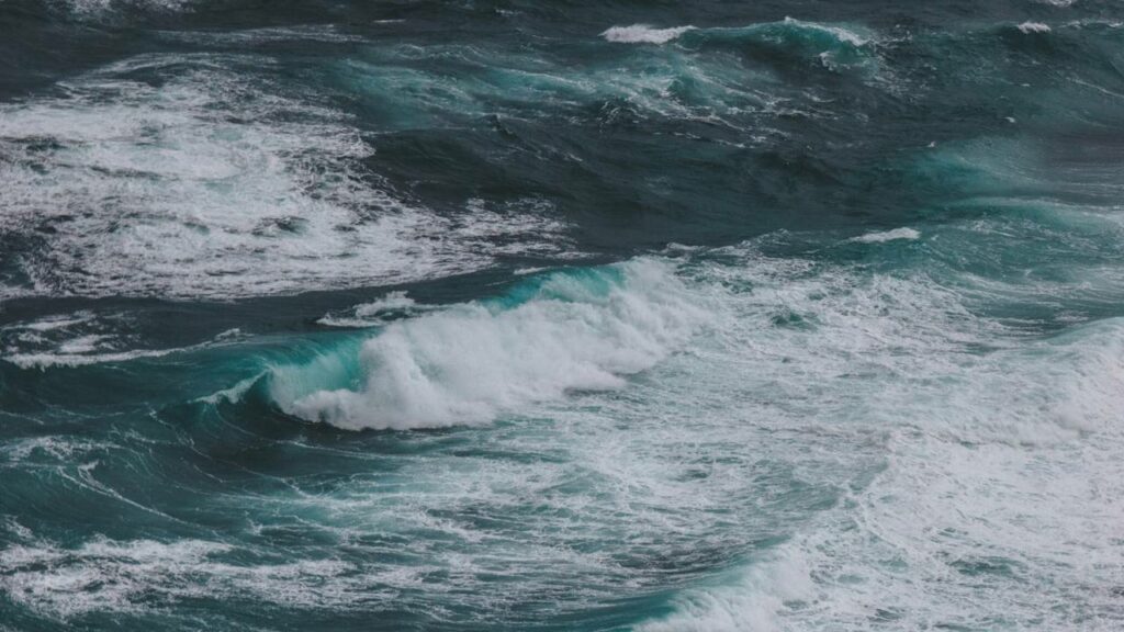Fenômeno oceânico “impossível” é registrado: o choque de 4 ondas