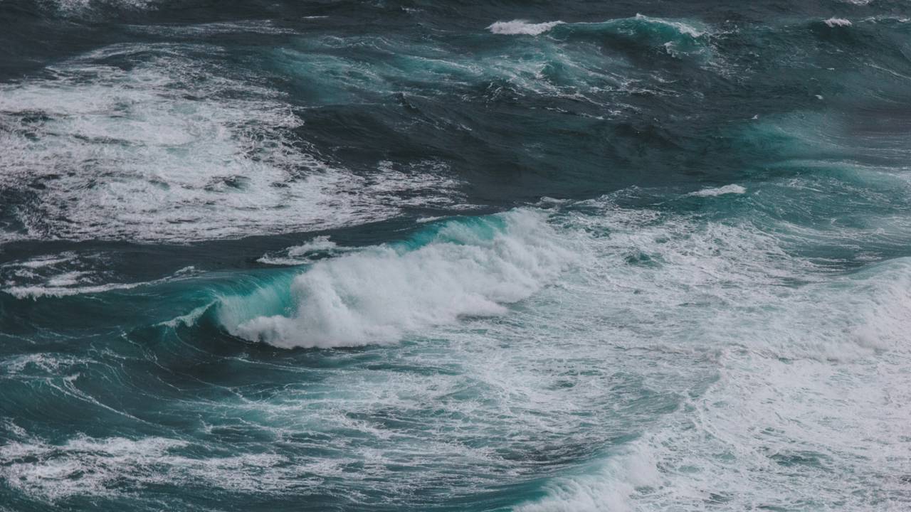 Fenômeno oceânico "impossível" é registrado: o choque de 4 ondas