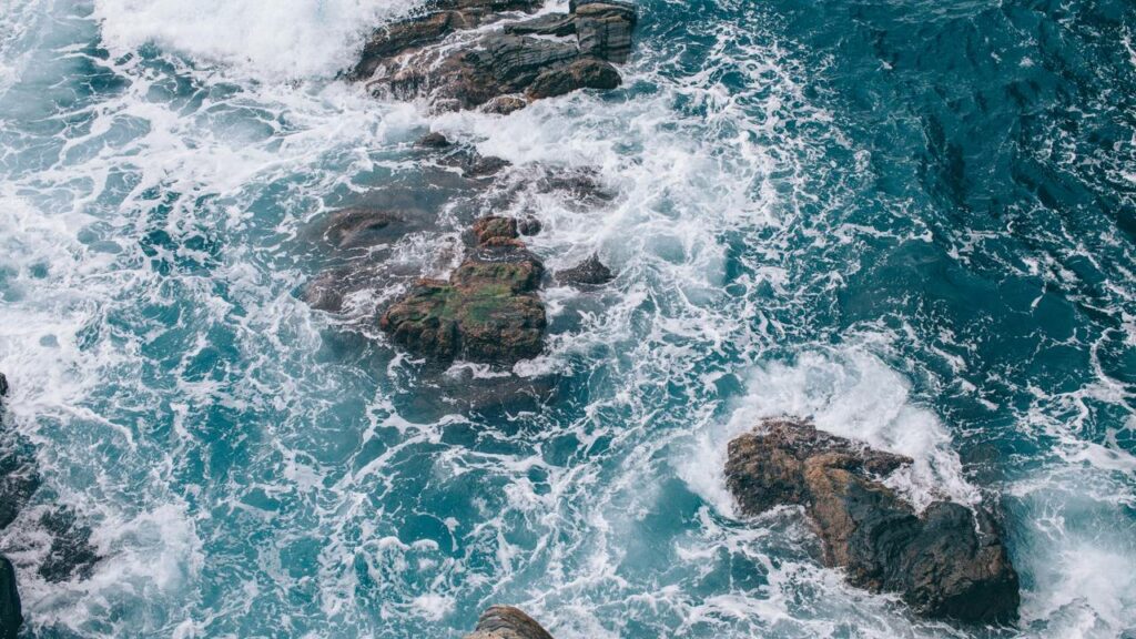 Fenômeno oceânico "impossível" é registrado: o choque de 4 ondas