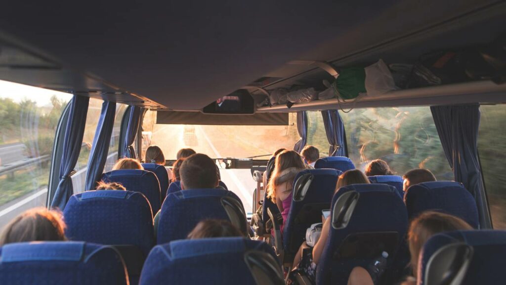 Ônibus de turismo pega fogo com 47 passageiros em Minas