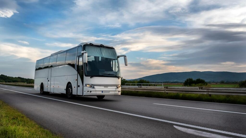 Ônibus de turismo pega fogo com 47 passageiros em Minas
