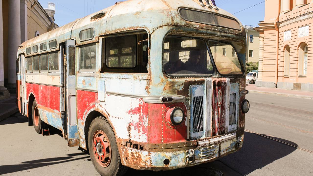 Esses irmãos guardam ônibus antigos na garagem e um deles tem apenas 57 mil quilômetros rodados