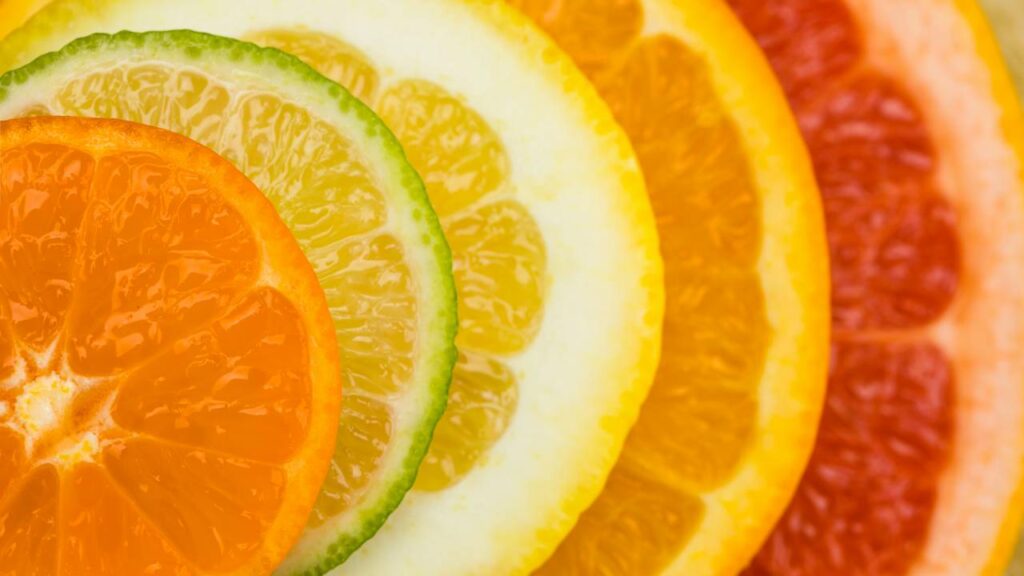 A Vitamina C atua na melhora da síntese do colágeno - Créditos: depositphotos.com / SergPoznanskiy