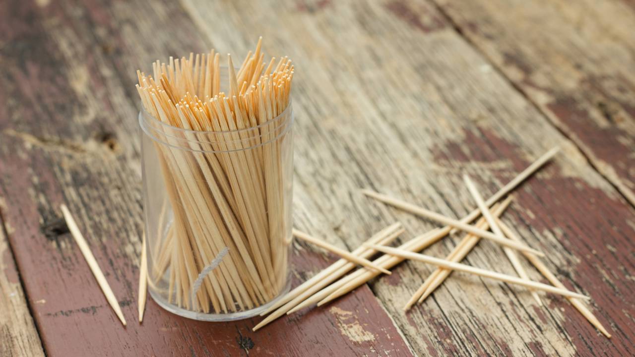 Homem cola 7 milhões de palitos e cria algo impressionante