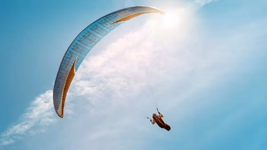 Paraquedista despenca 10 metros sobre a torcida de estádio