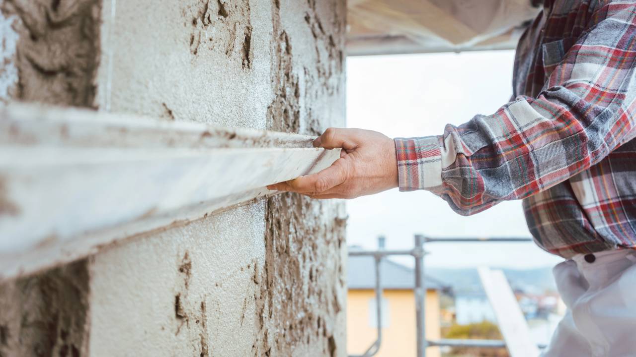 Adeus reboco caro e demorado: Truque que transforma tijolo cru em parede de revista
