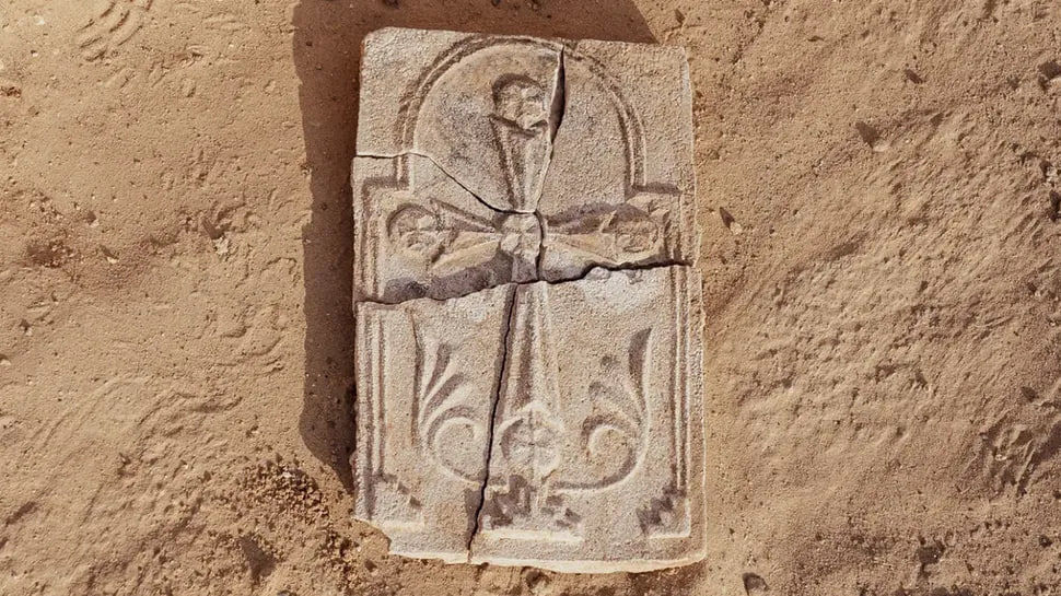 Cruzes secretas de 1.400 anos são encontradas no deserto dos Emirados