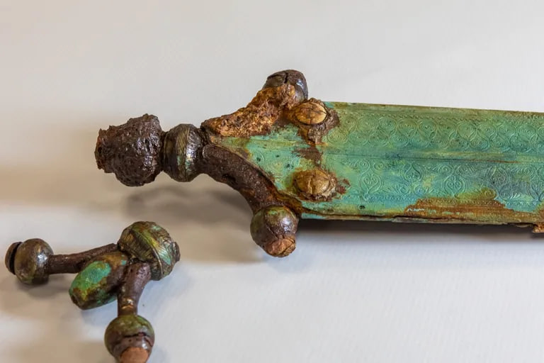 Espada celta de 2.300 anos é encontrada com desenho de suástica
