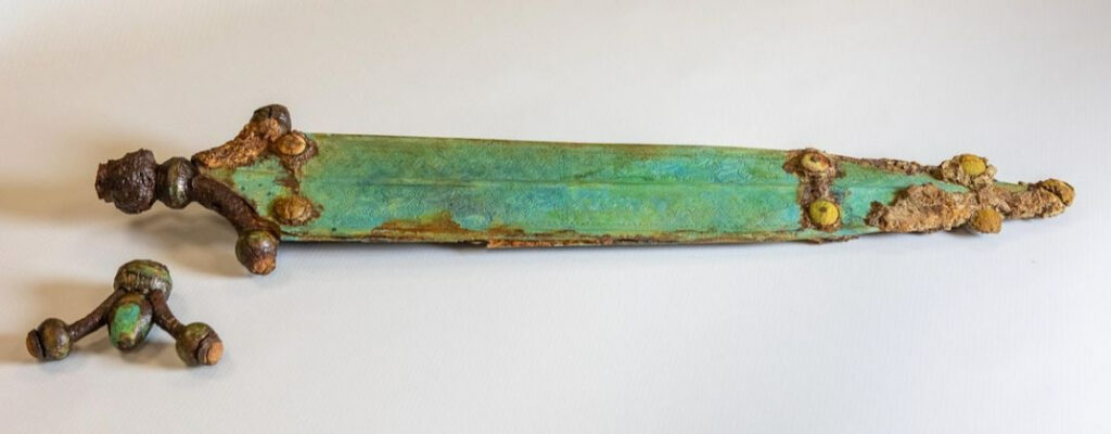 Espada celta de 2.300 anos é encontrada com desenho de suástica