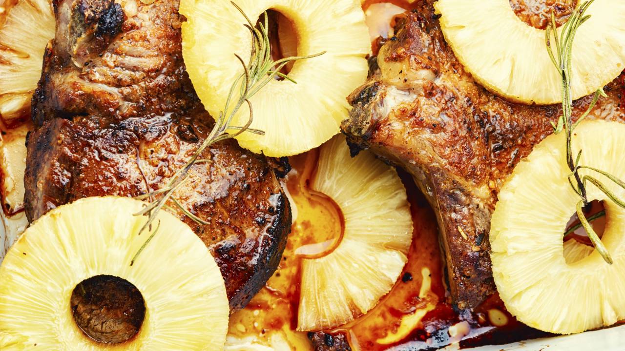 Abacaxi amacia carne no churrasco? A verdade que quase ninguém explica direito