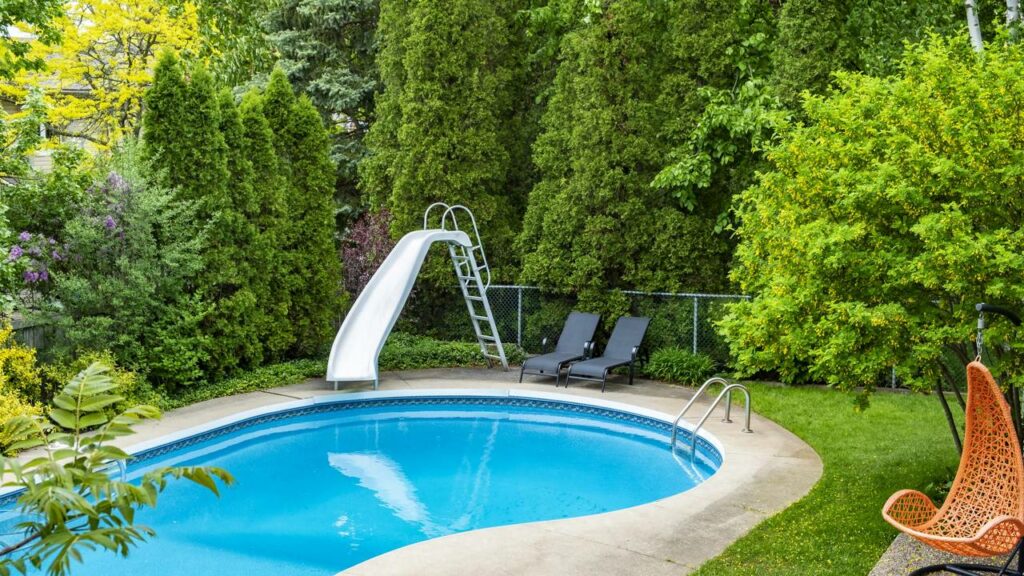 Da terra batida ao paraíso no quintal: como um projeto com piscina tipo lago virou inspiração
