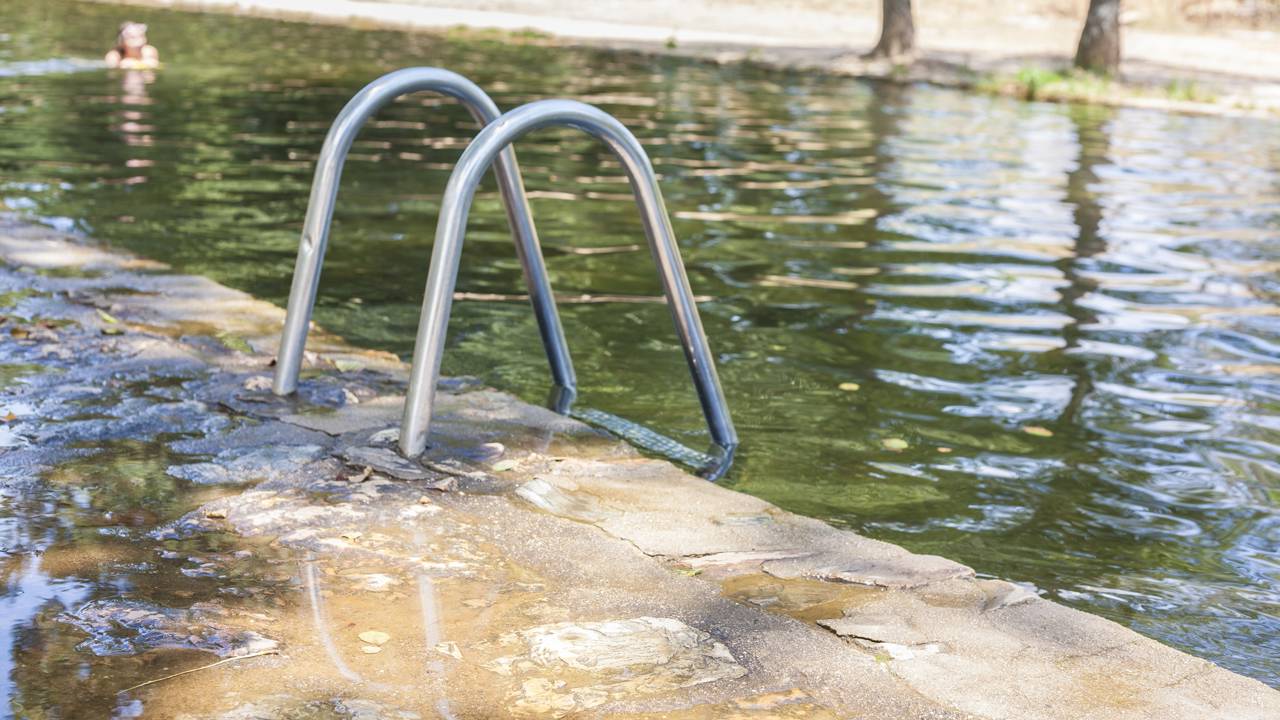 Essa piscina natural com 1 milhão de litros tem água mais clara que o Caribe e vem com spa flutuante