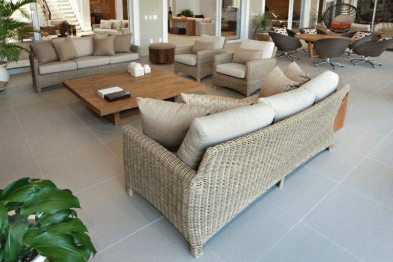 7 pisos para renovar a área externa que unem estilo e funcionalidade