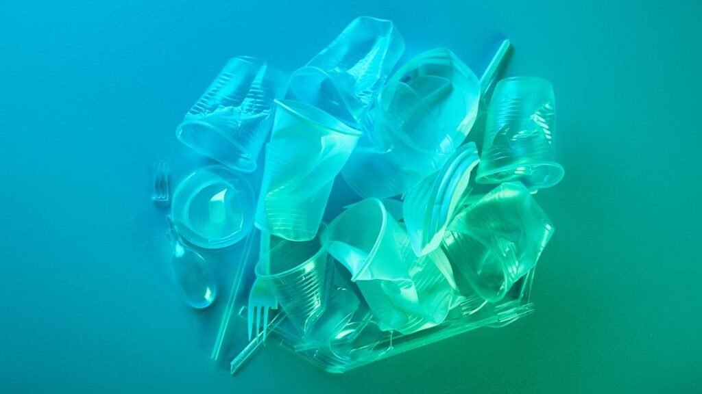 Cientistas descobrem bactéria capaz de “comer” plástico em rios brasileiros
