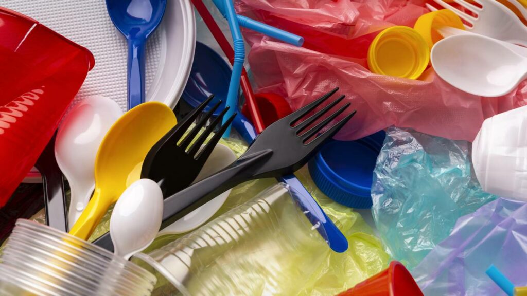 Cientistas descobrem bactéria capaz de “comer” plástico em rios brasileiros