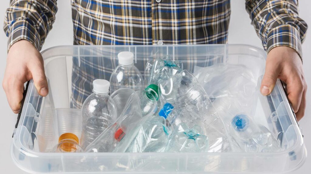 Cientistas descobrem bactéria capaz de “comer” plástico em rios brasileiros